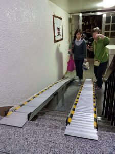 尺寸最長的輪椅斜坡板解決輪椅爬樓梯的困擾