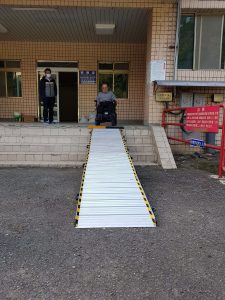 兩組非固定式斜坡板接合架設完成,不但能用於輪椅上下樓梯,亦可適用輪椅上下車