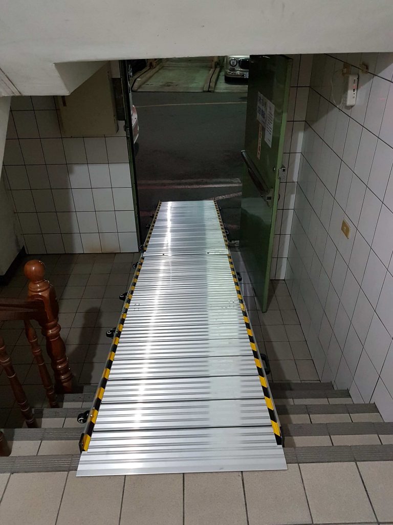 活動型組合式斜坡板專門克服超高樓梯