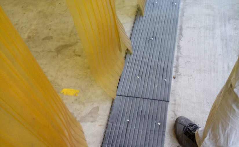 台中科學園區某工廠安裝橡膠斜坡板