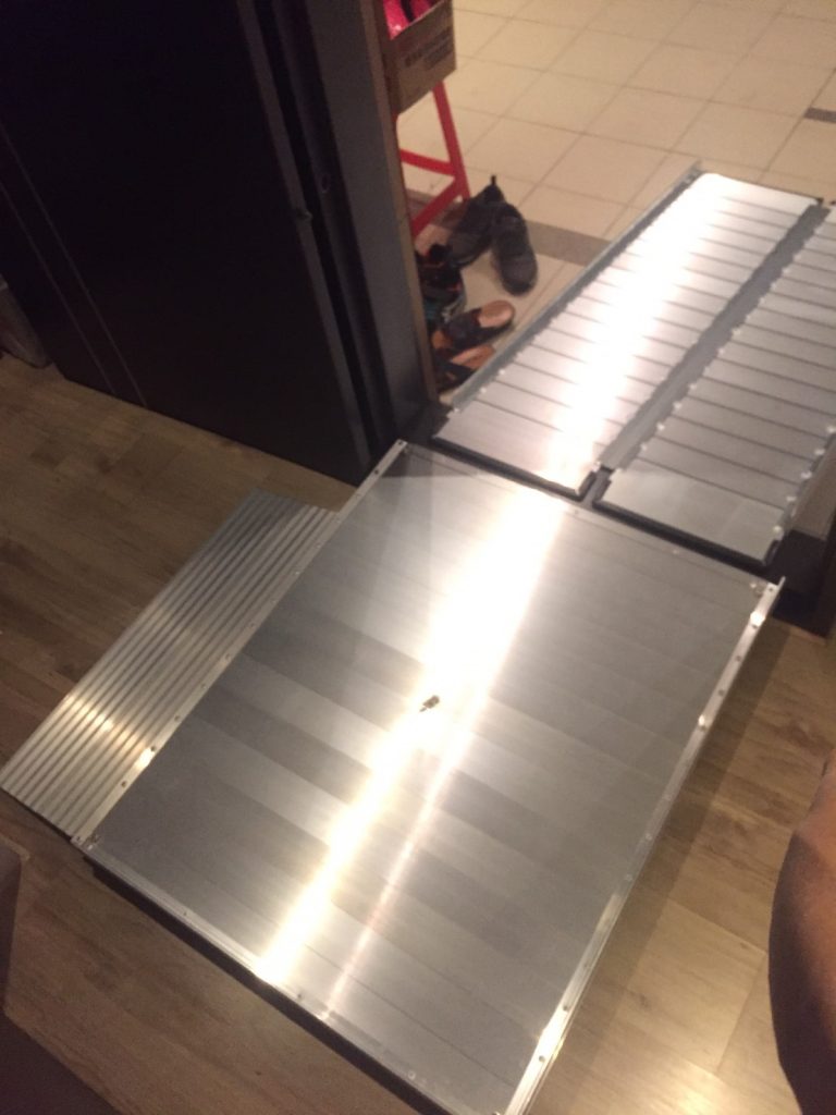 鋁合金平台搭配兩組斜坡板