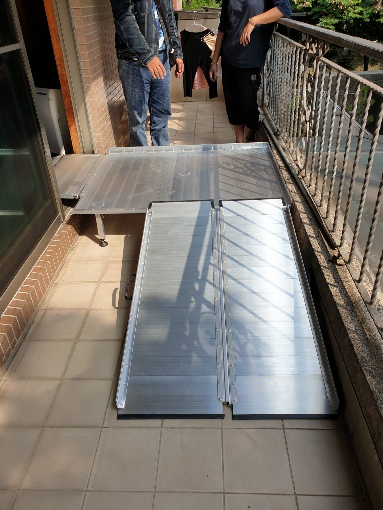 鋁合金平台搭配左右折疊式斜坡板