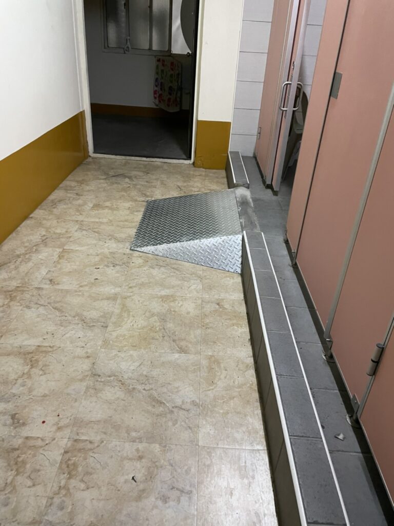 廁所門檻訂作四座固定式斜坡道以利輪椅進出