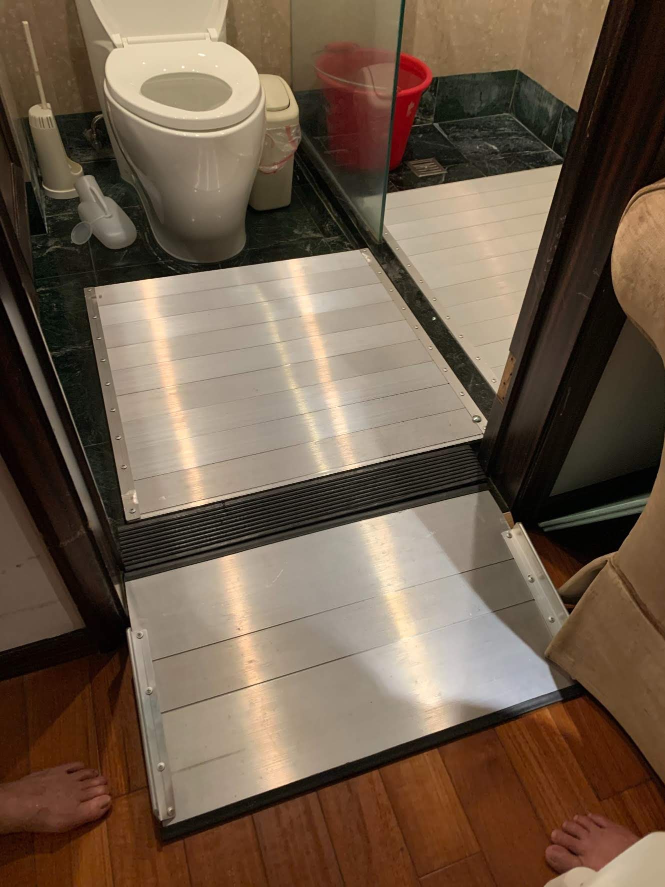 浴室斜坡板搭配兩個鋁合金平台改善浴室無障礙環境