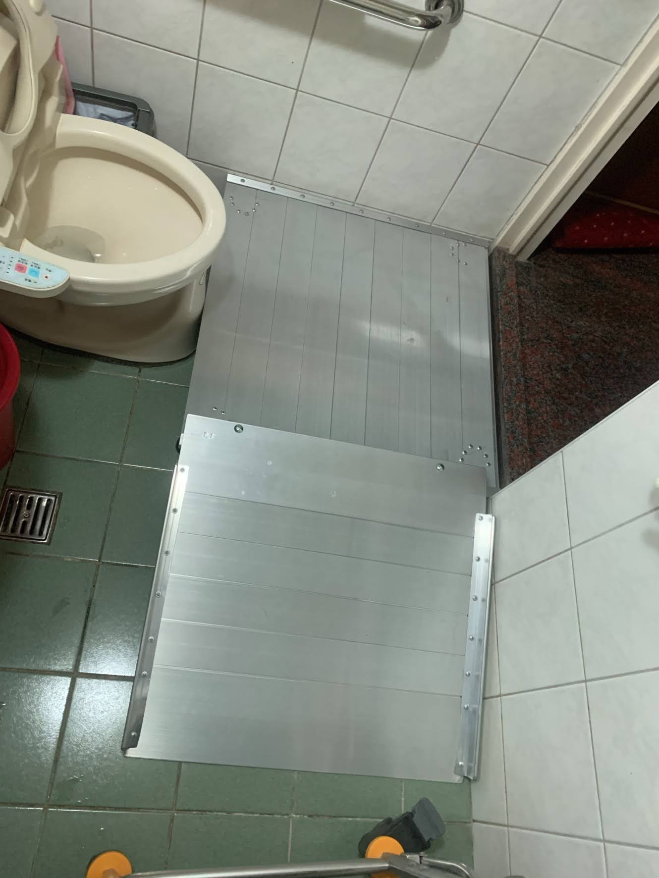 浴室門檻斜坡板搭配活動式鋁合金平台